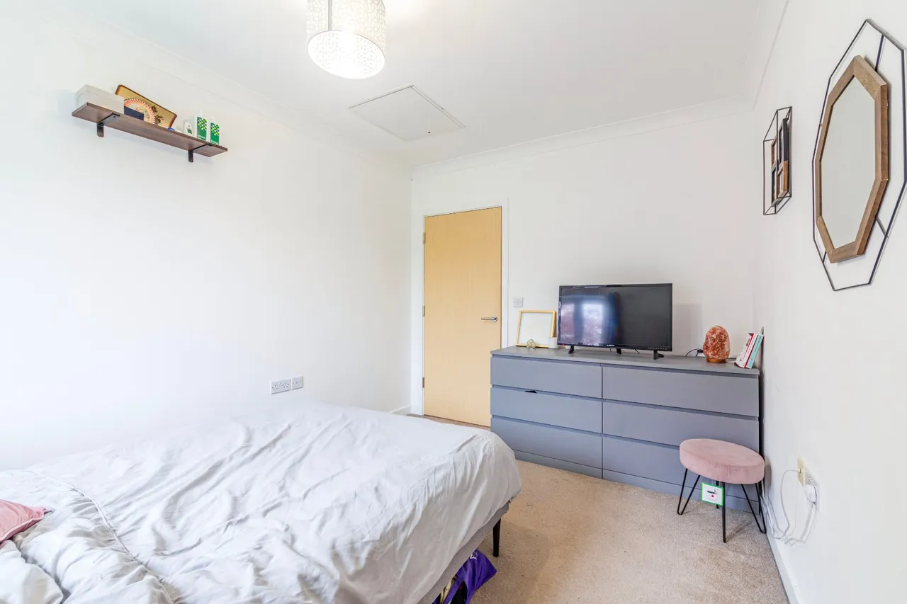 Holmefield Place, New Haw, KT15, photo 9