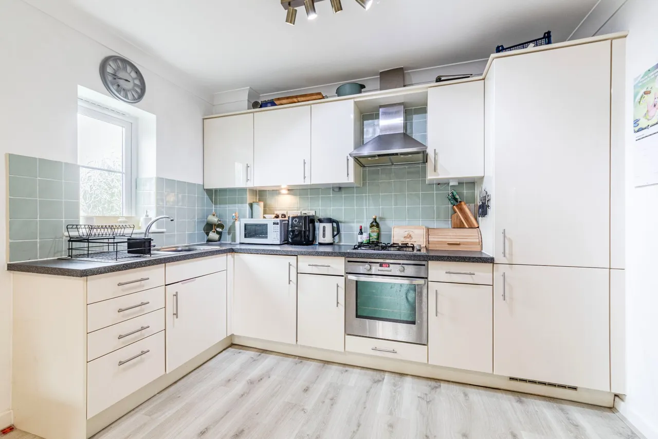 Holmefield Place, New Haw, KT15, photo 3
