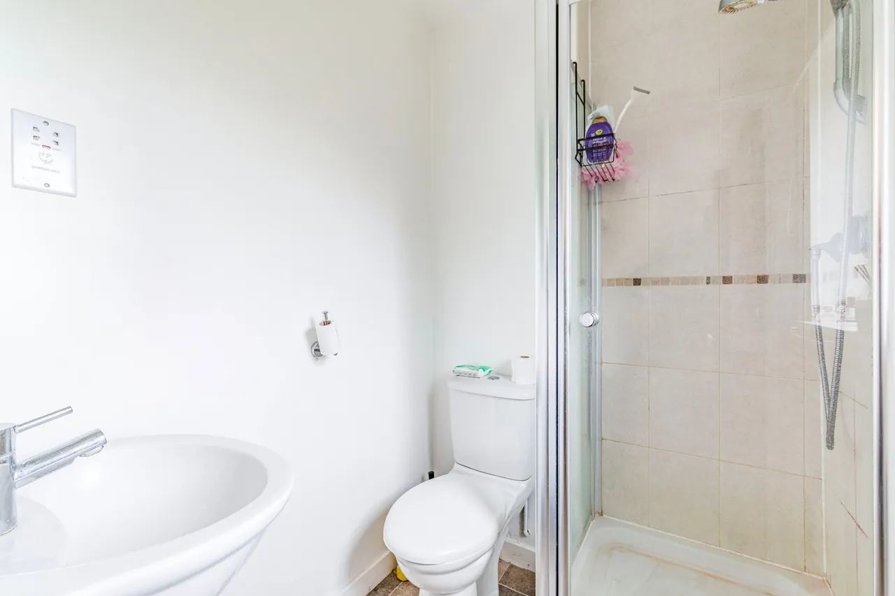 Holmefield Place, New Haw, KT15, photo 10