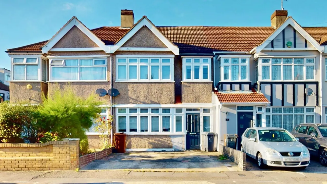 3 bed house for sale — Mount Road, Dagenham, RM8