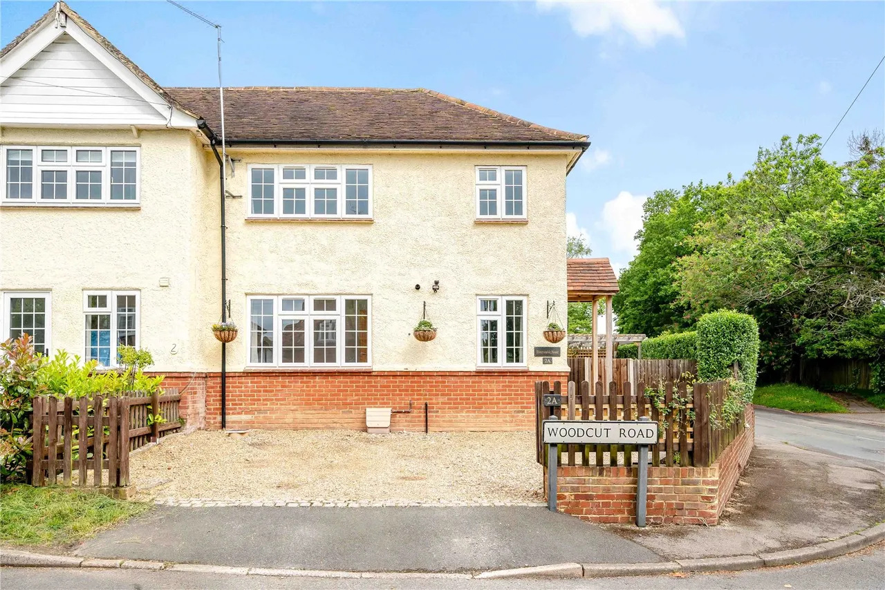 3 bed house for sale — Woodcut Road, Wrecclesham, Farnham, Surrey, GU10 4QF