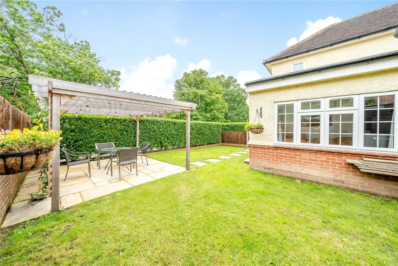 Woodcut Road, Wrecclesham, Farnham, Surrey, GU10 4QF, photo 8