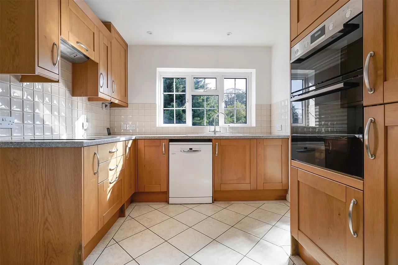 Heath Rise, Westcott, RH4, photo 2