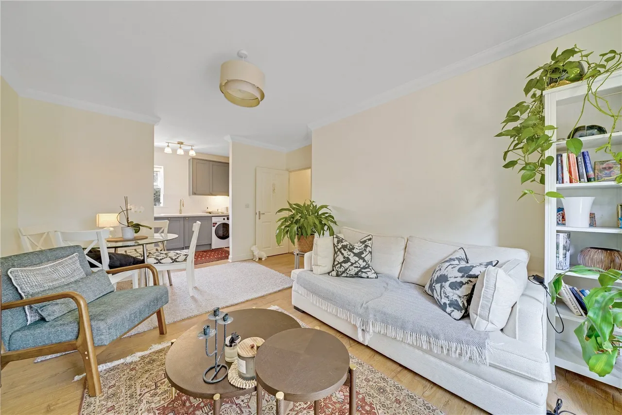 Batavia Road, Sunbury-On-Thames, TW16, photo 3