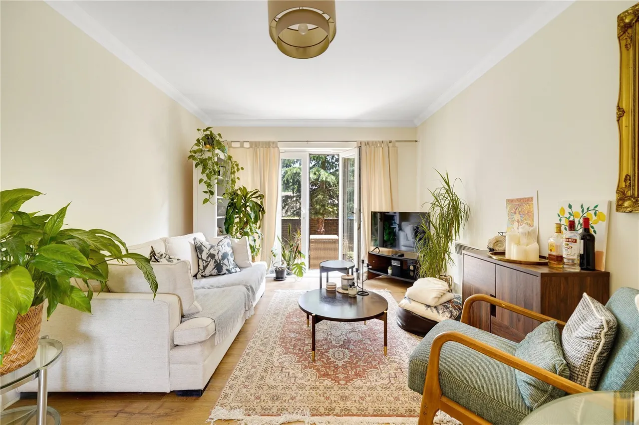 2 bed flat for sale, Batavia Road, Sunbury-On-Thames, TW16
