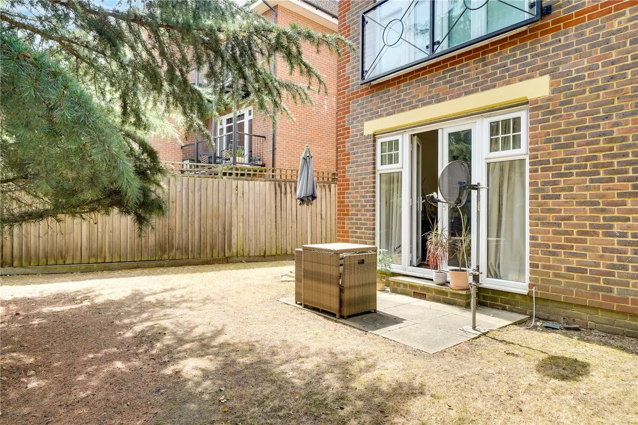 Batavia Road, Sunbury-On-Thames, TW16, photo 12