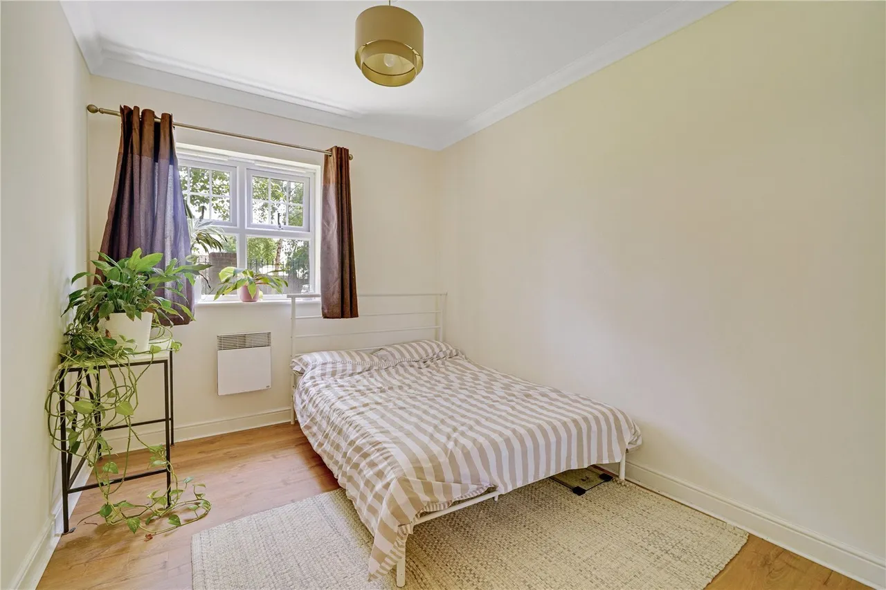 Batavia Road, Sunbury-On-Thames, TW16, photo 9