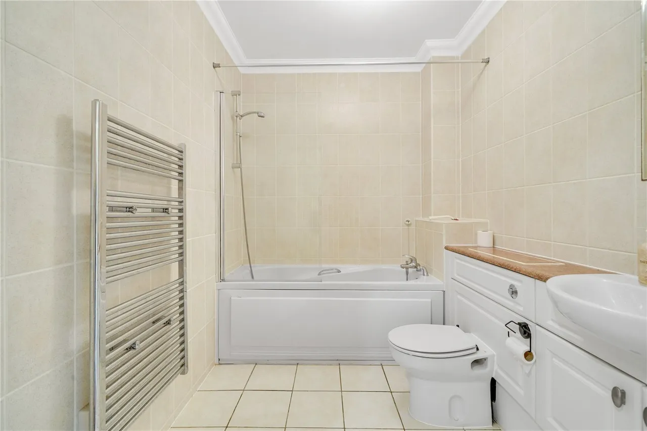Batavia Road, Sunbury-On-Thames, TW16, photo 10