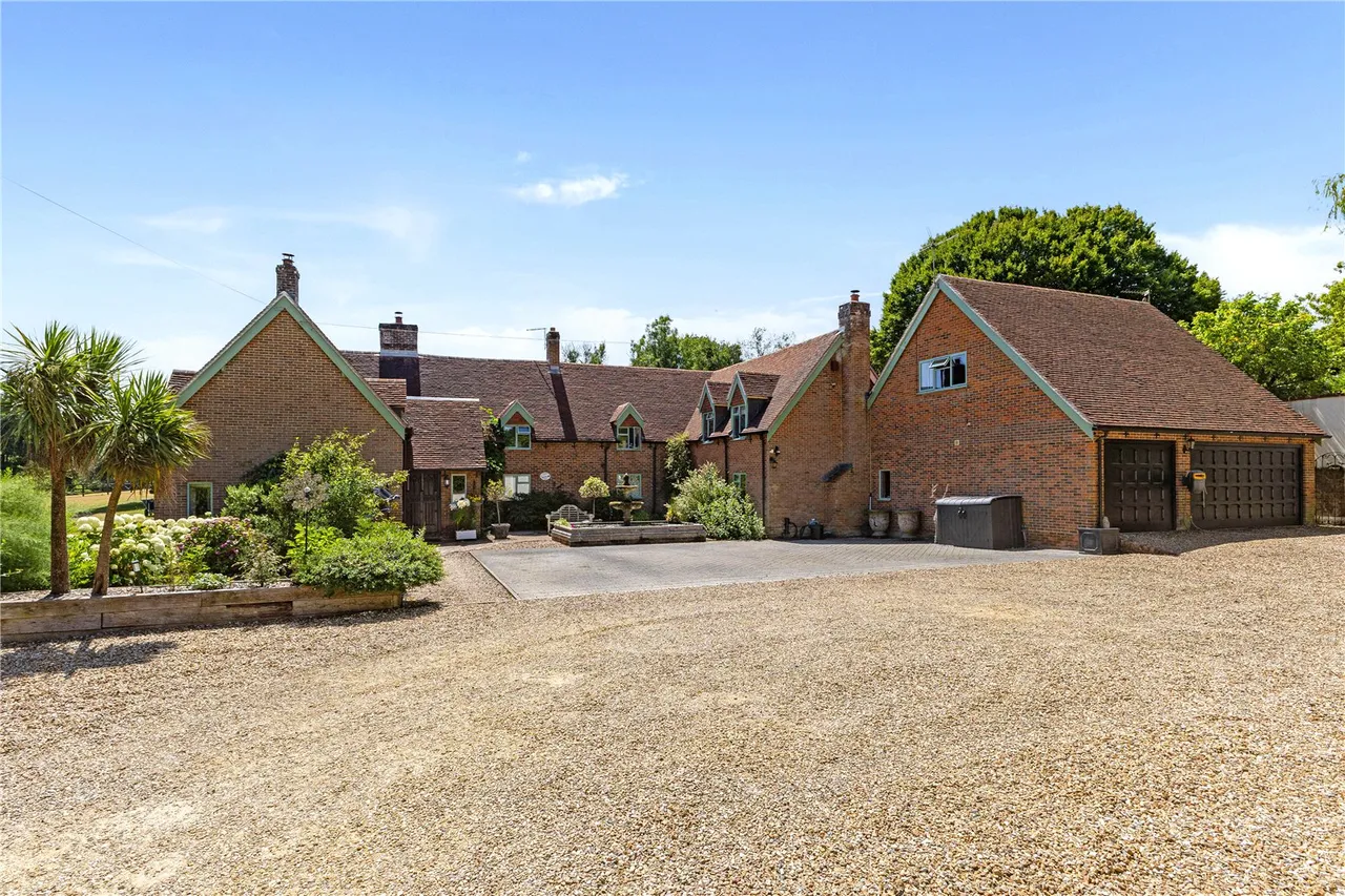 A Magnificent Country Manor Estate with approximately Nine Acres, photo 2