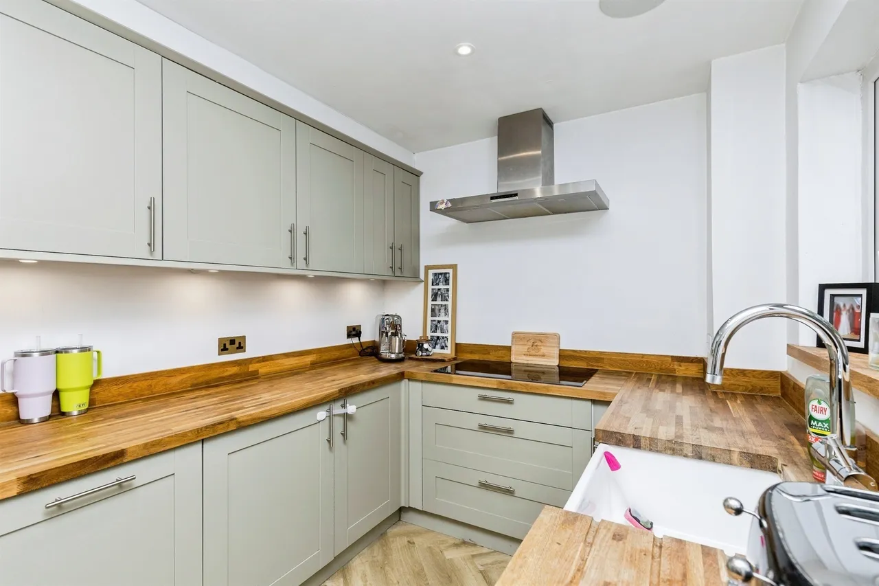 Chaldon Road, Crawley, photo 5