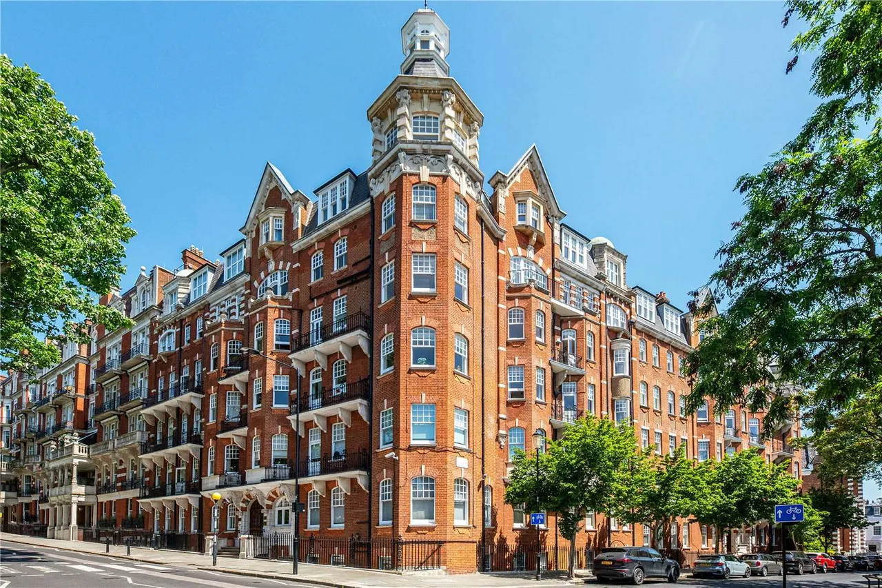 3 bed flat for sale — Campden Hill Court, Campden Hill Road, London, W8 7HL