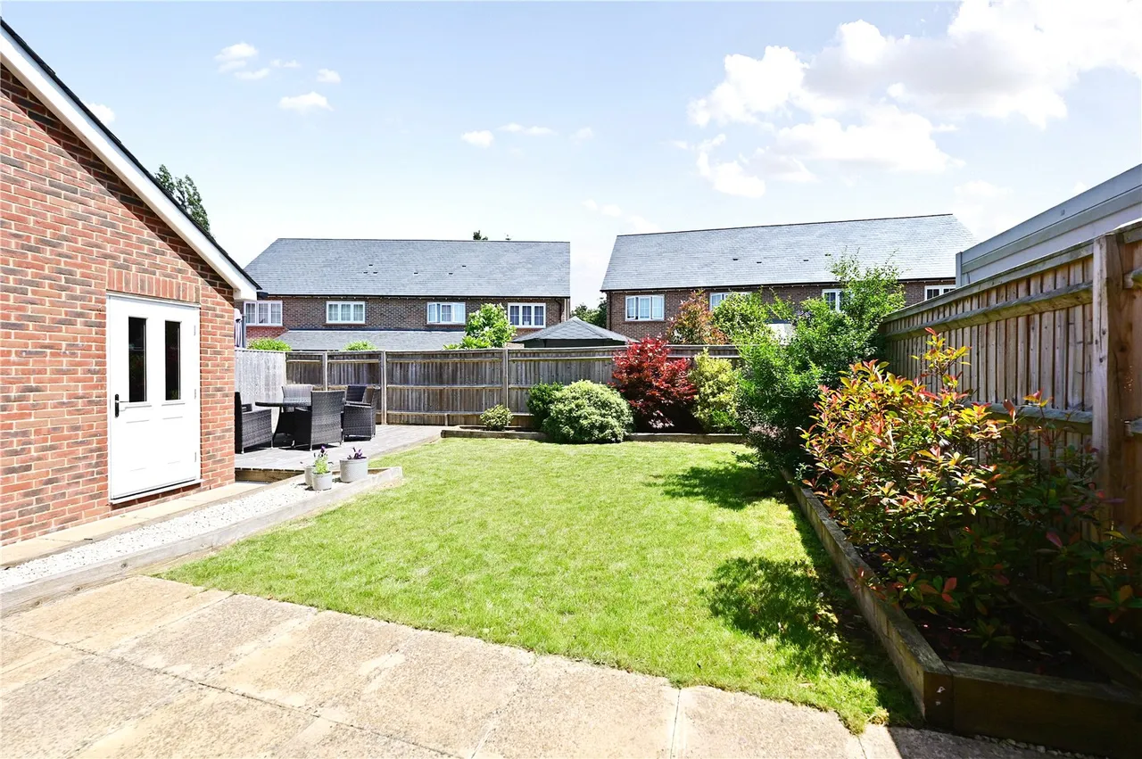 Titchener Way, Hook, Hampshire, RG27 9RT, photo 6
