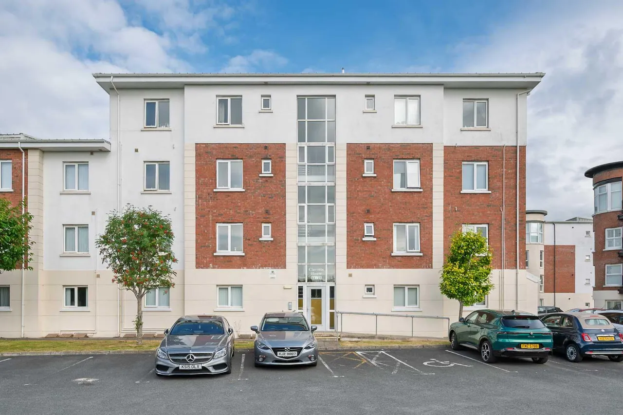 2 bed flat for sale, Clarence House, upritchard court, BT19