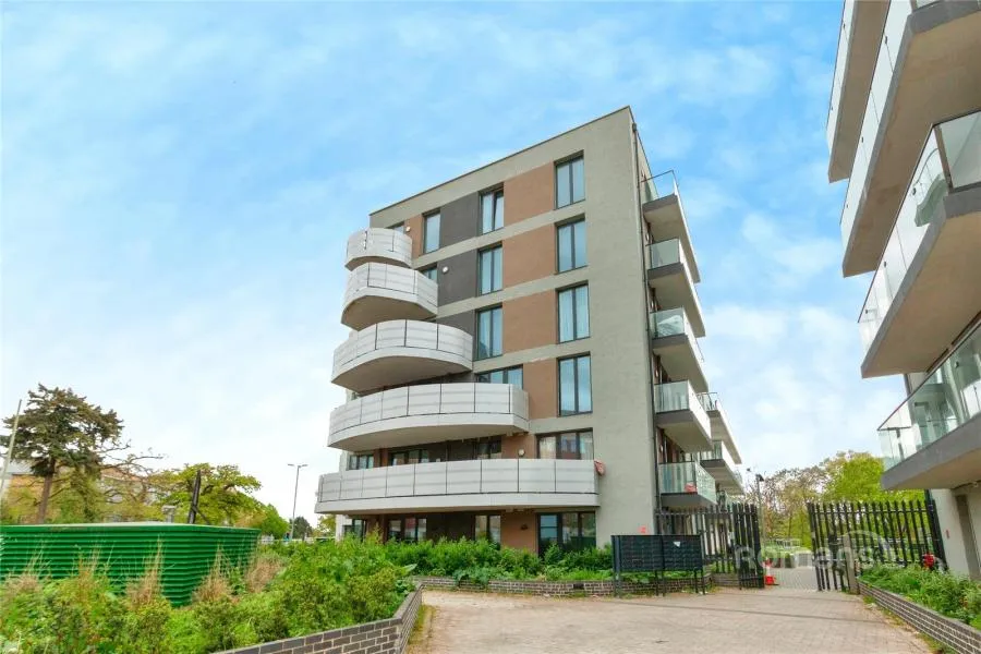 2 bed flat to rent, Farnborough Road, Farnborough, GU14