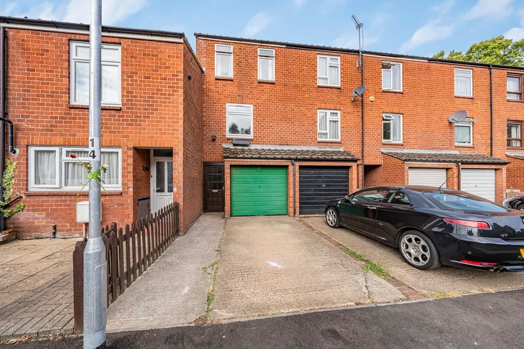 3 bed house for sale — Manor Waye, Uxbridge, UB8