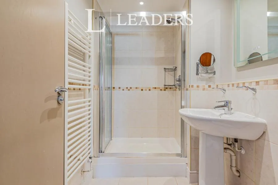 Kings Gate, Horsham, RH12, photo 8