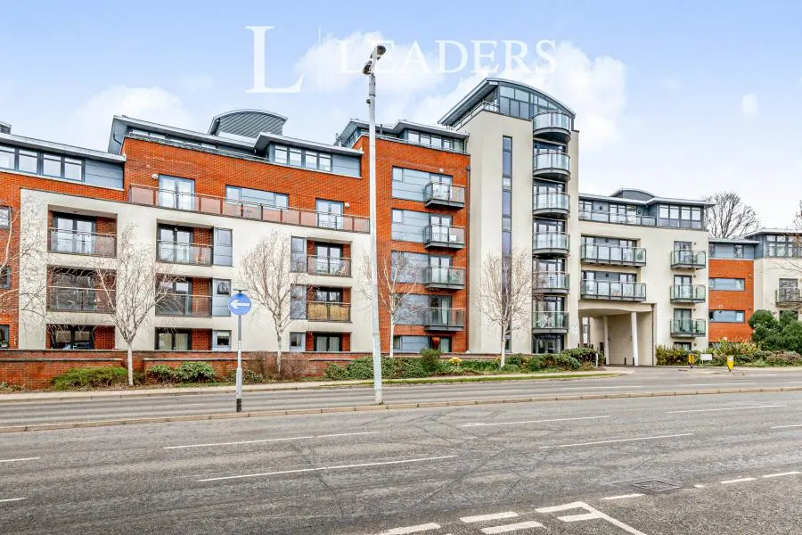 2 bed flat to rent, Kings Gate, Horsham, RH12