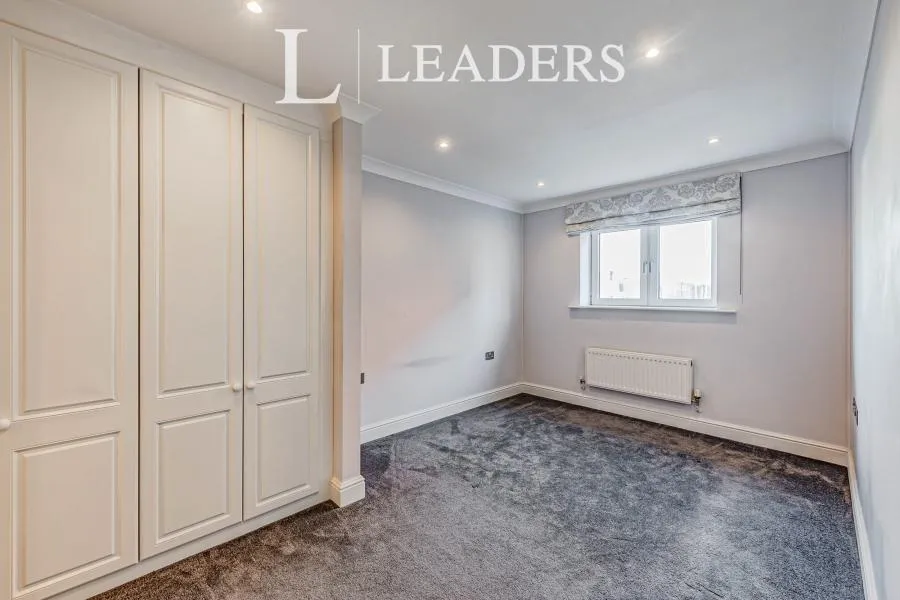 Kings Gate, Horsham, RH12, photo 7
