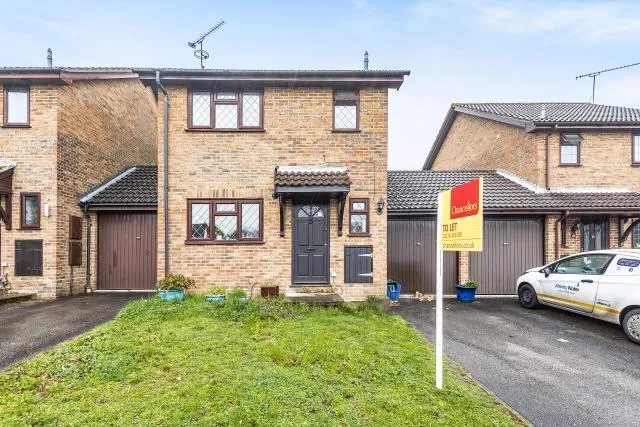 3 bed house to rent, Albert Road, Bagshot, GU19
