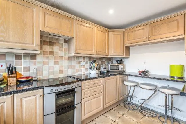 Albert Road, Bagshot, GU19, photo 3