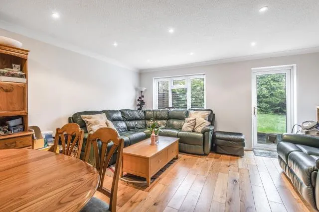 Albert Road, Bagshot, GU19, photo 2