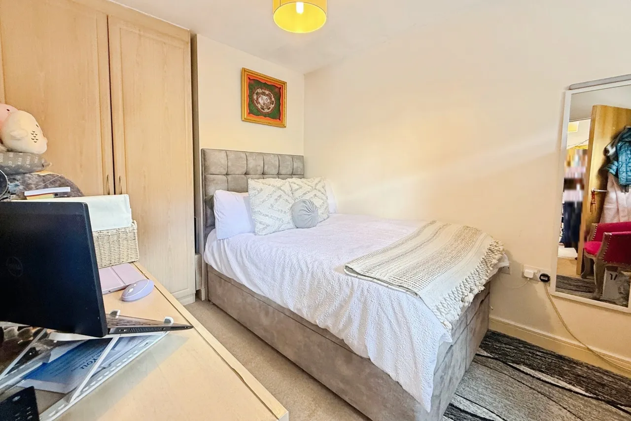 Jupiter Close, Farnborough, GU14, photo 4