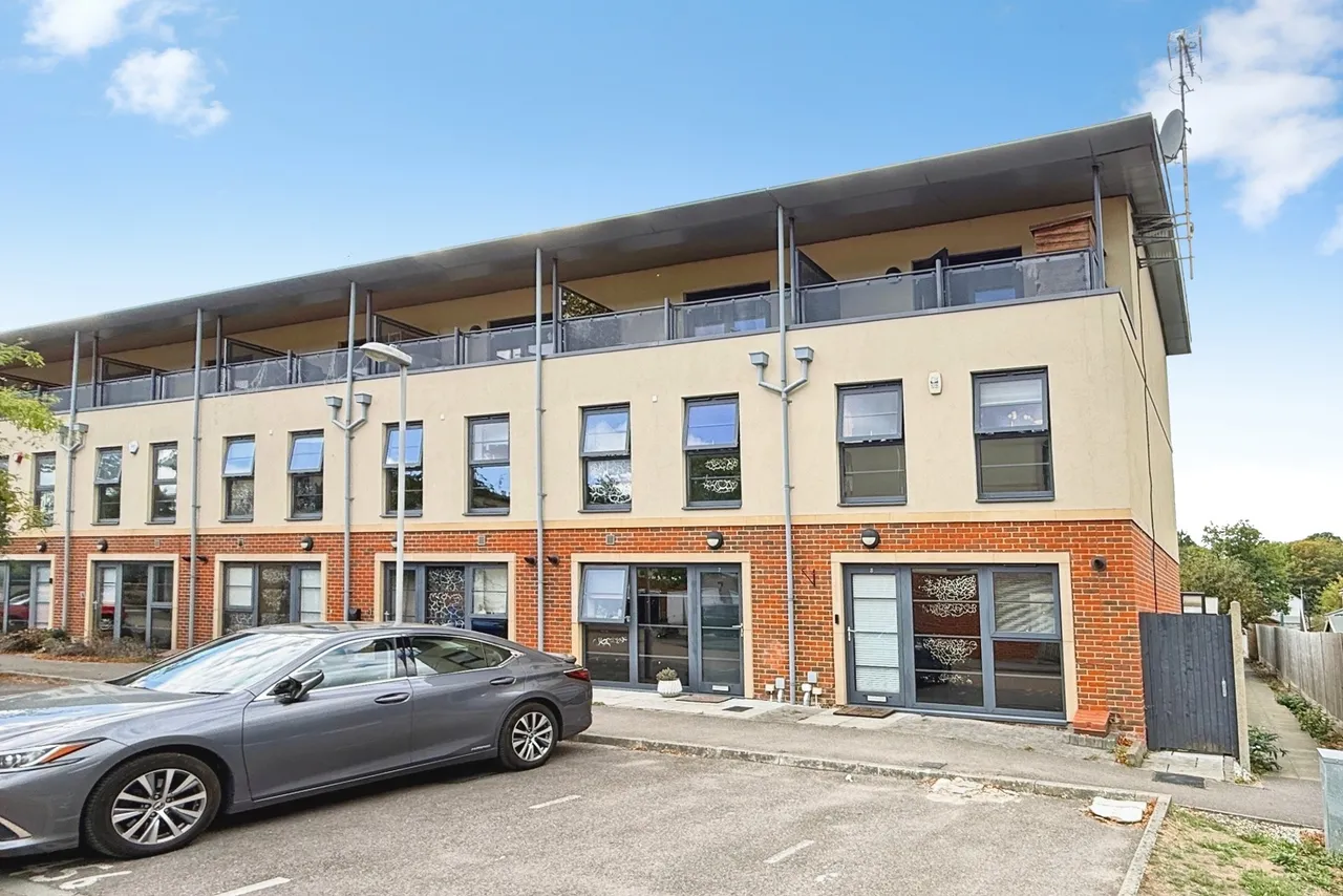3 bed house for sale, Jupiter Close, Farnborough, GU14