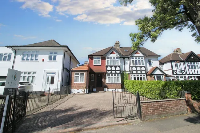3 bed property for sale — St. Barnabas Road, Woodford Green, IG8