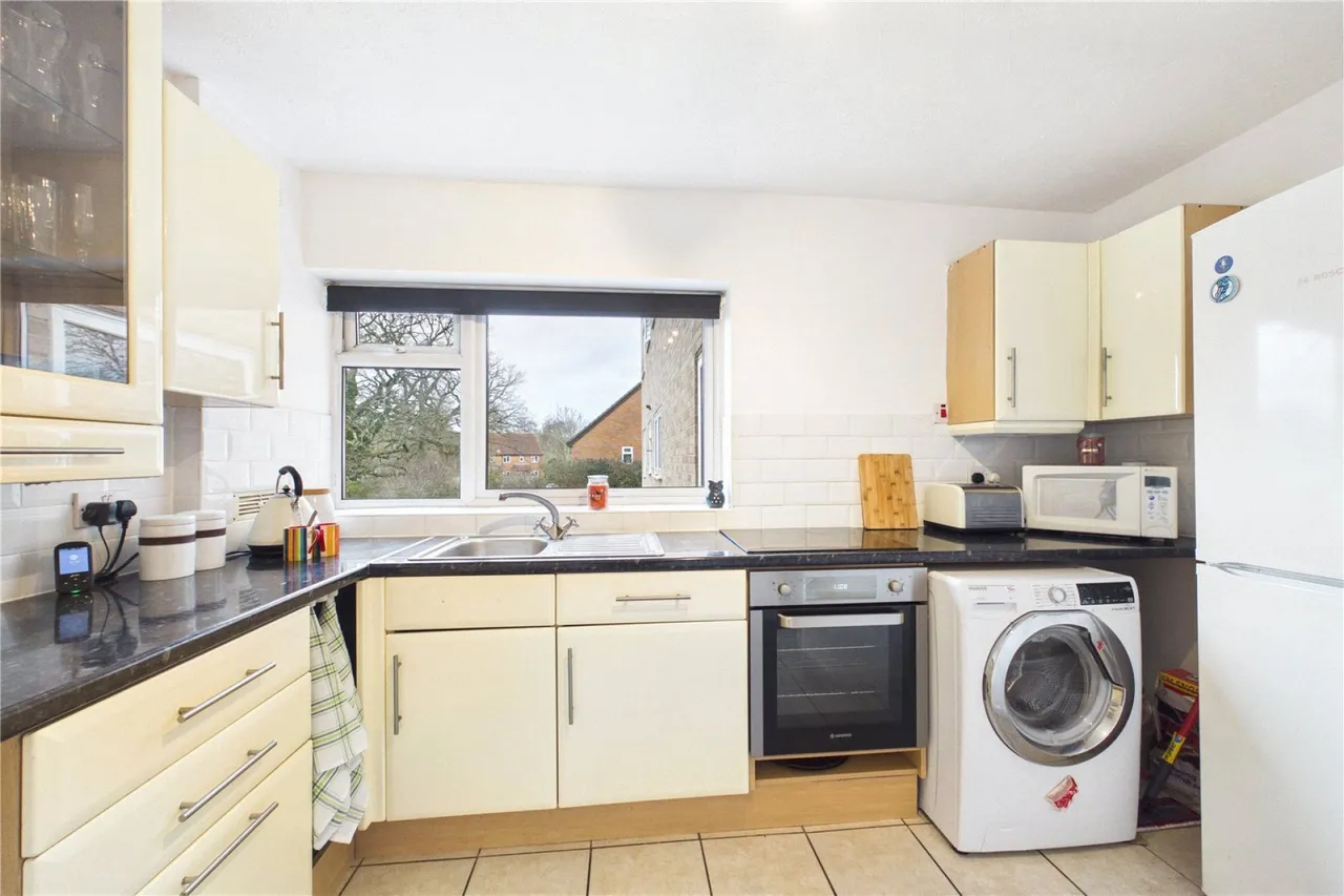 Tunworth Court, Tadley, RG26, photo 4