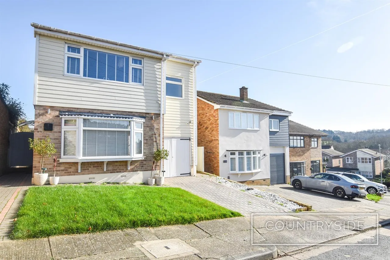4 bed house for sale — Greenoaks Close, Benfleet