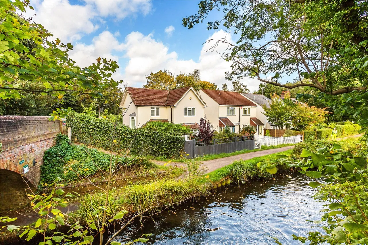 3 bed house for sale, St. Johns Road, Woking, GU21