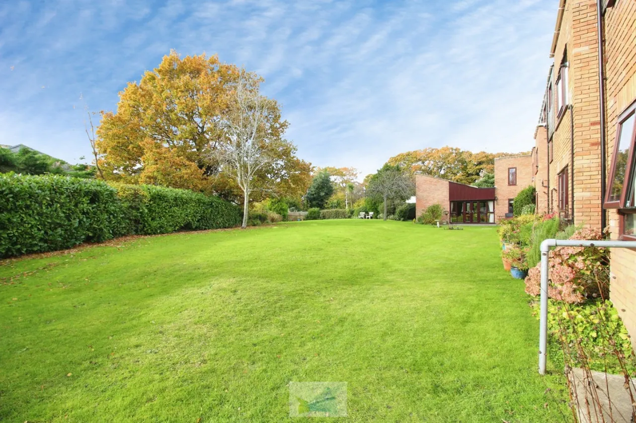 1 bed flat for sale — Milford Road, Lymington