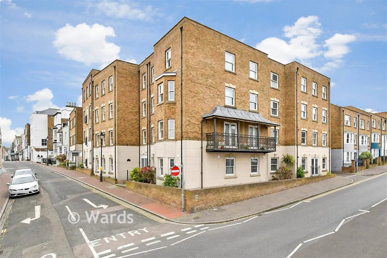 2 bed flat for sale, Addington Street, Ramsgate, CT11