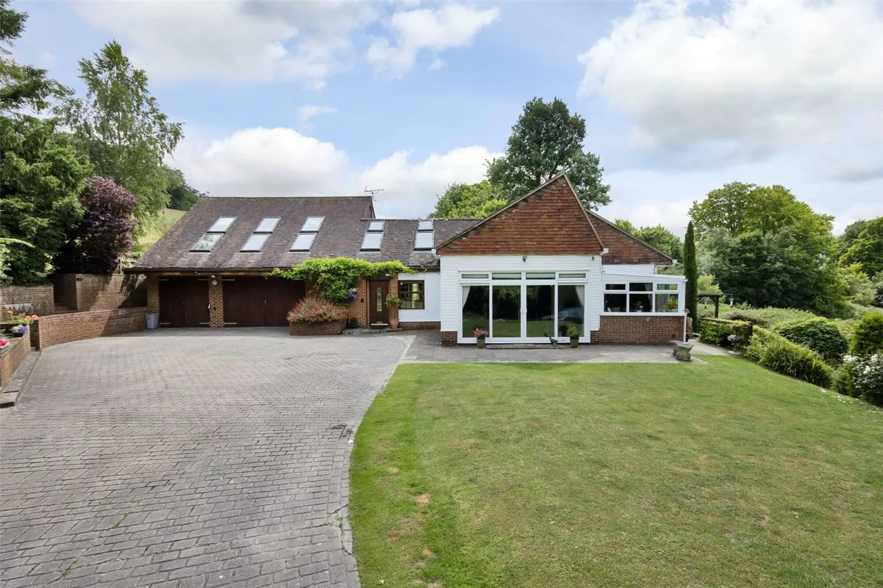 6 bed house for sale — Pilgrims Way, Harrietsham, Maidstone, Kent, ME17 1BU