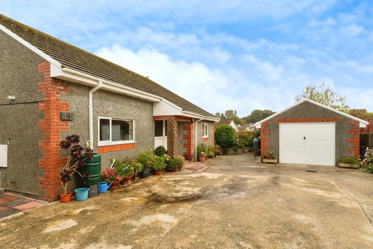 2 bed house for sale — Aysshton Gardens, Callington