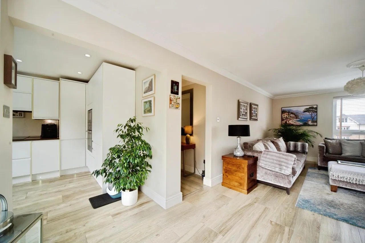 Village Road, Enfield, EN1, photo 8