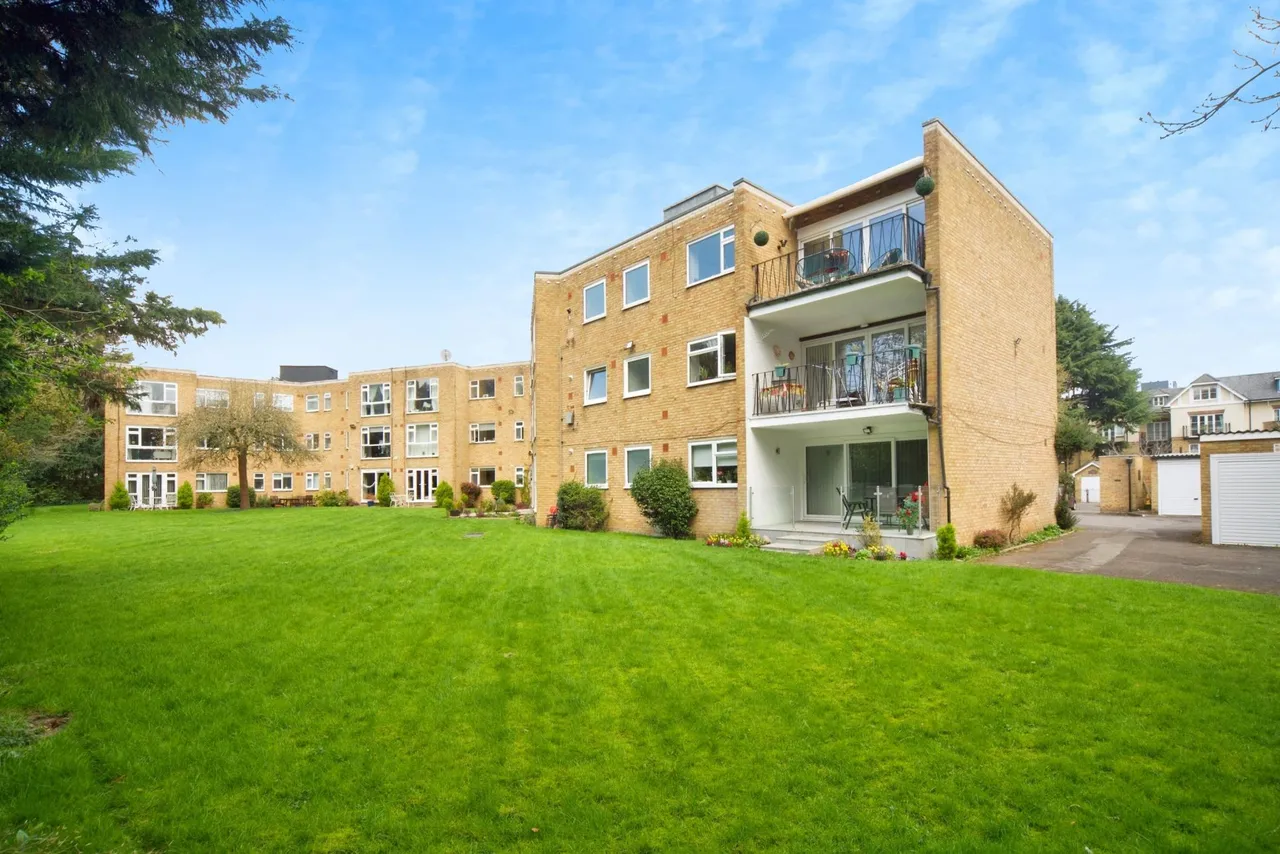 Village Road, Enfield, EN1, photo 2
