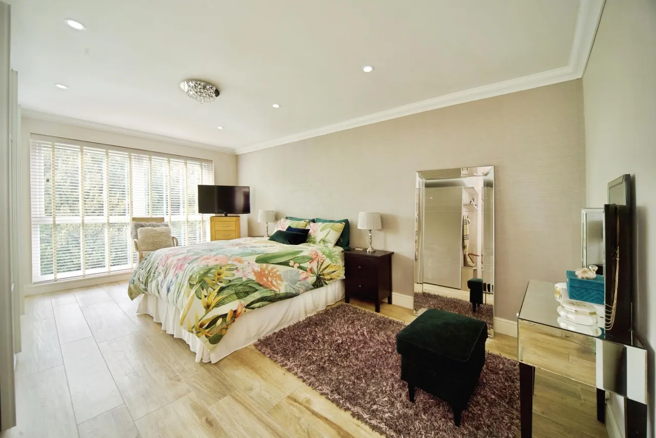 Village Road, Enfield, EN1, photo 10