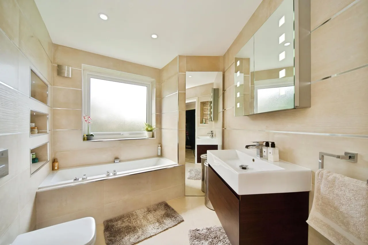 Village Road, Enfield, EN1, photo 15
