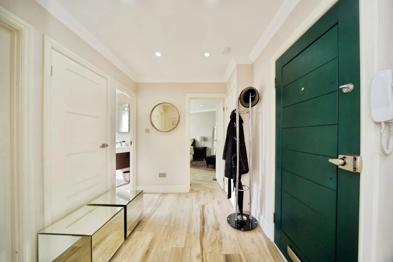 Village Road, Enfield, EN1, photo 7