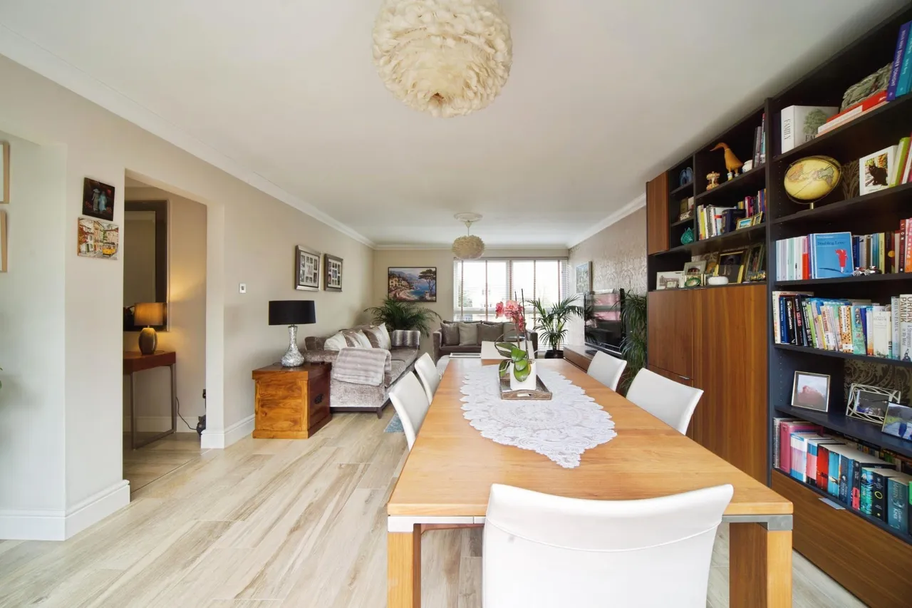 Village Road, Enfield, EN1, photo 3