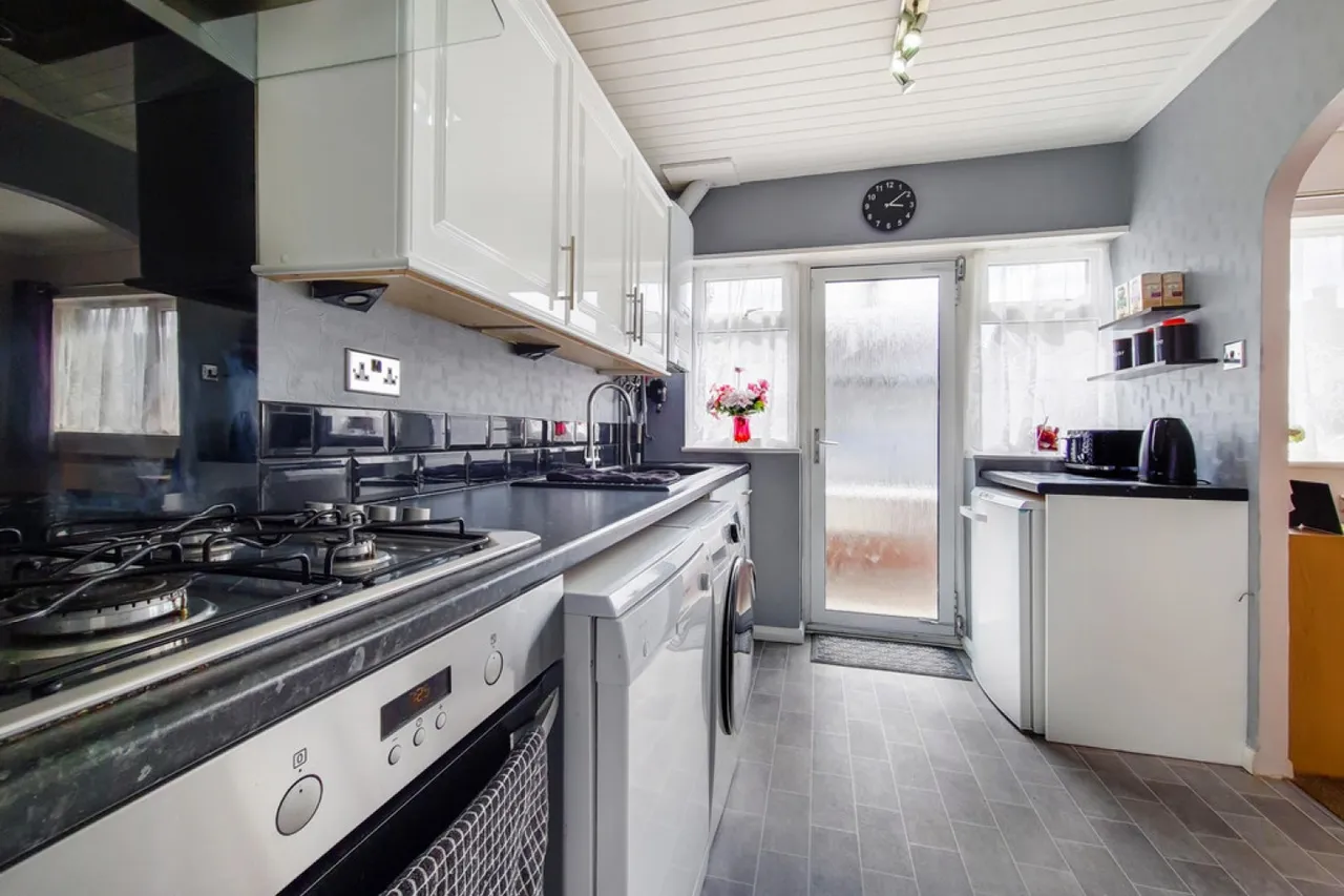 Sandy Lane, Mitcham, London, photo 7