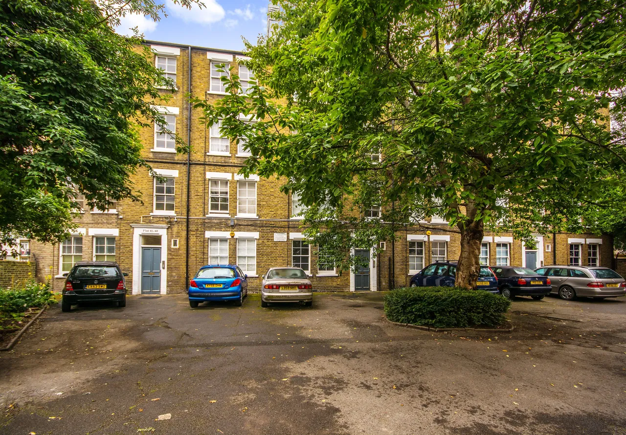 2 bed flat for sale — 42 Chester Court, Lomond Grove, London