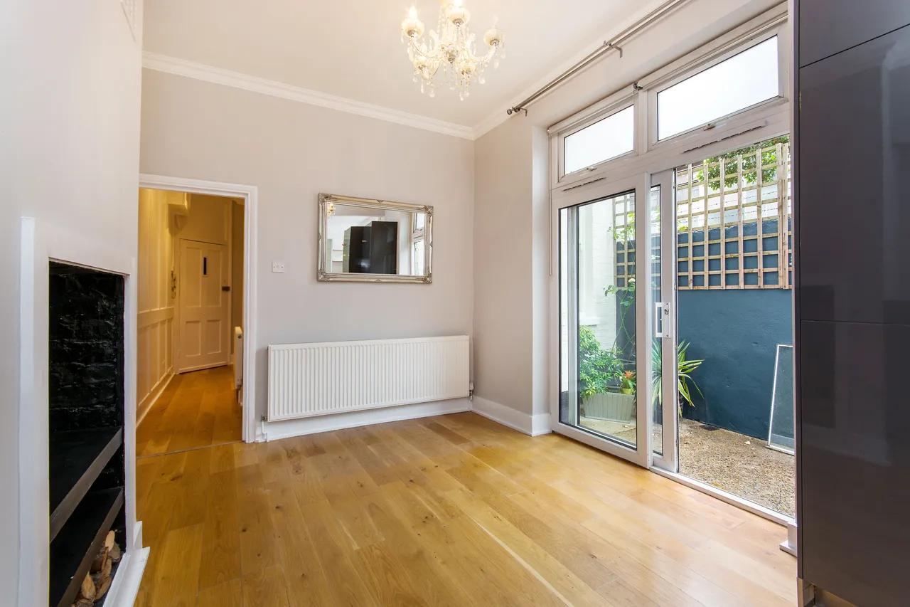 42 Chester Court, Lomond Grove, London, photo 2
