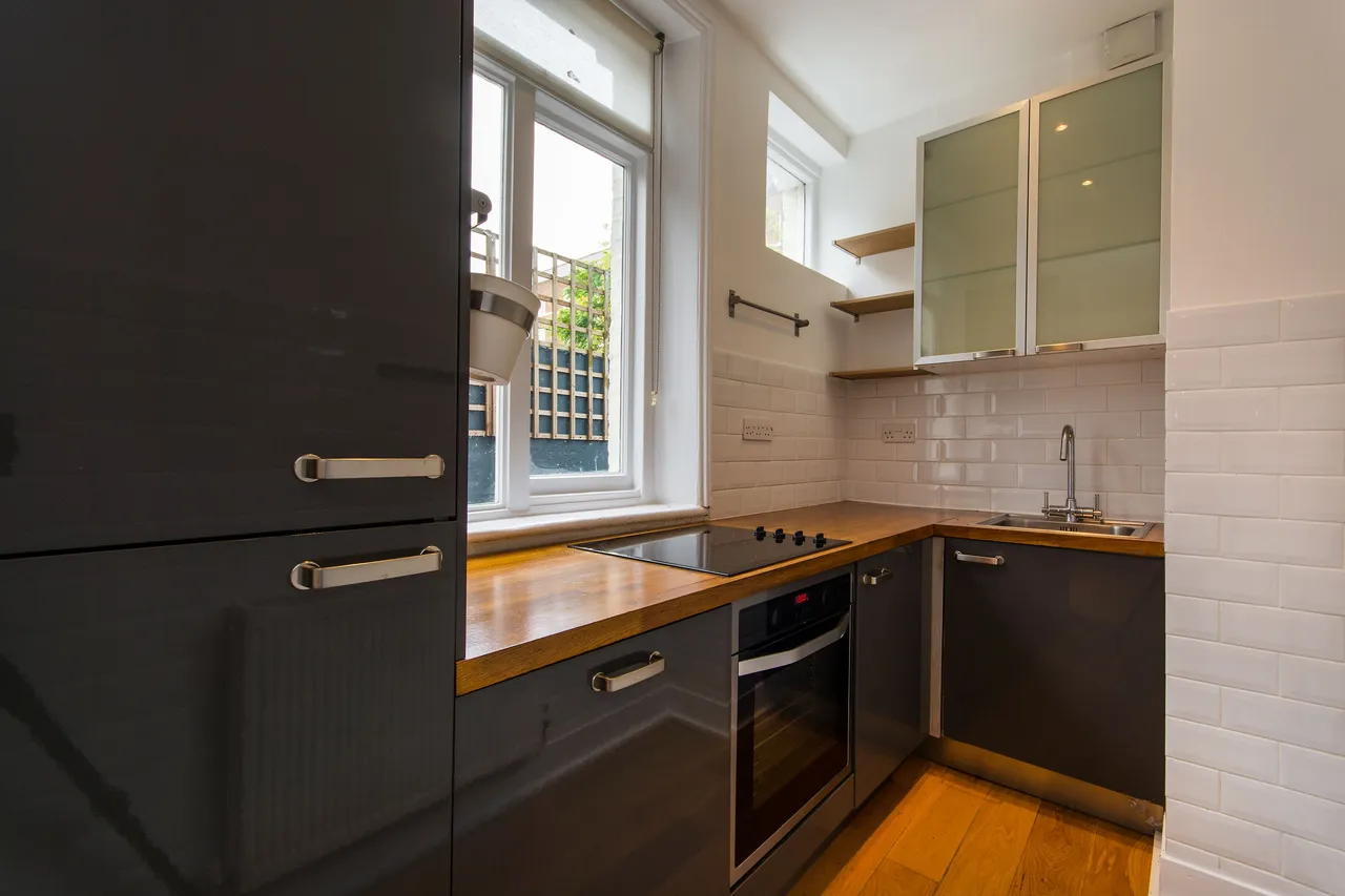 42 Chester Court, Lomond Grove, London, photo 4