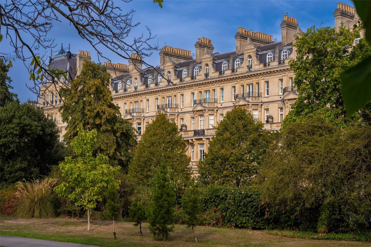 2 bed flat for sale, Cambridge Gate, Regent's Park, NW1