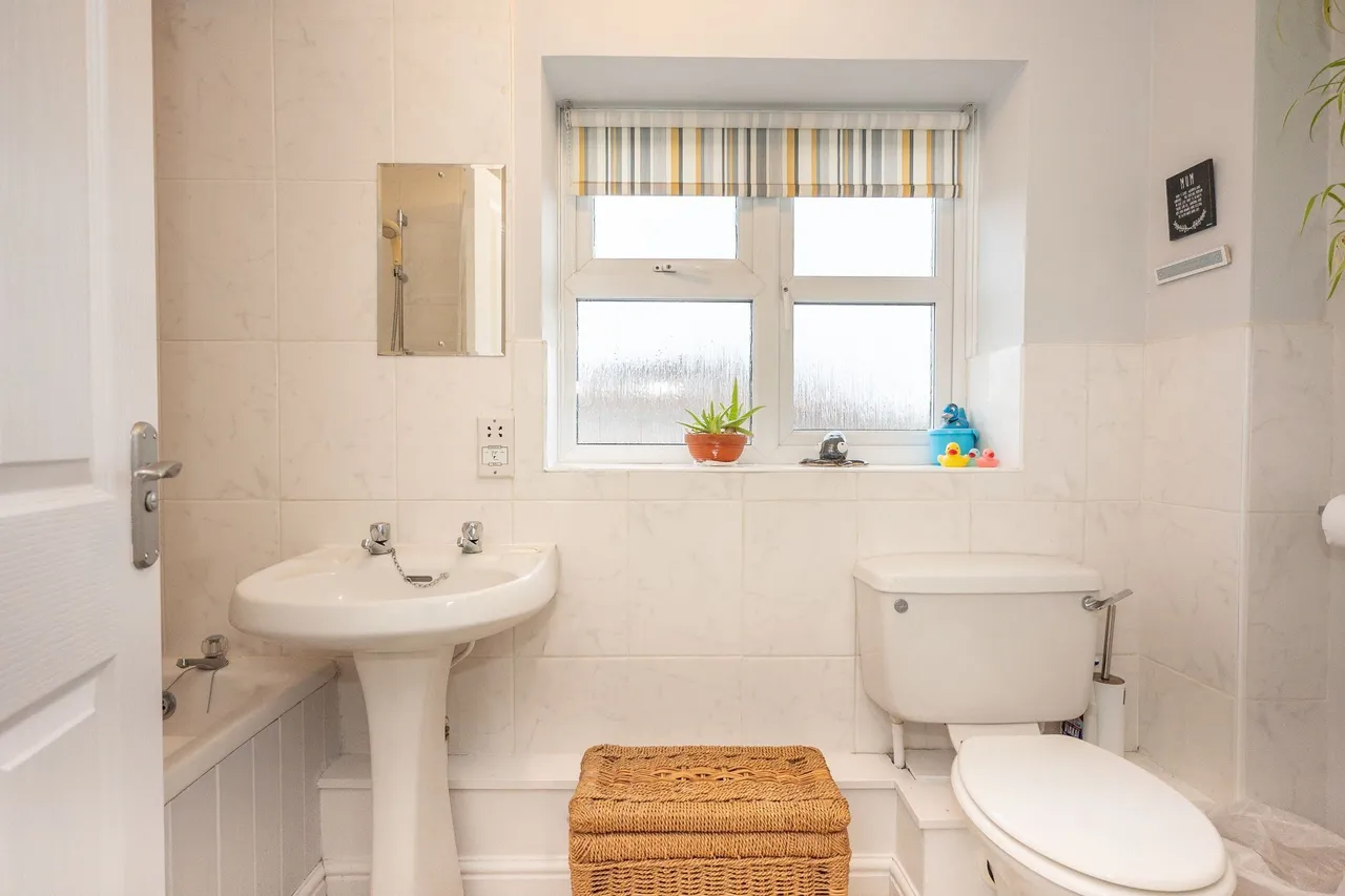 Modern Detached Home Close to Holt To, photo 11