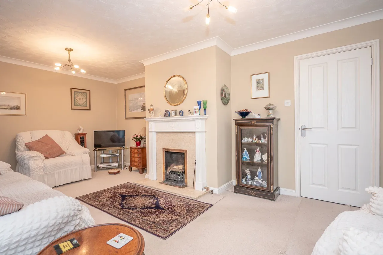 Modern Detached Home Close to Holt To, photo 3
