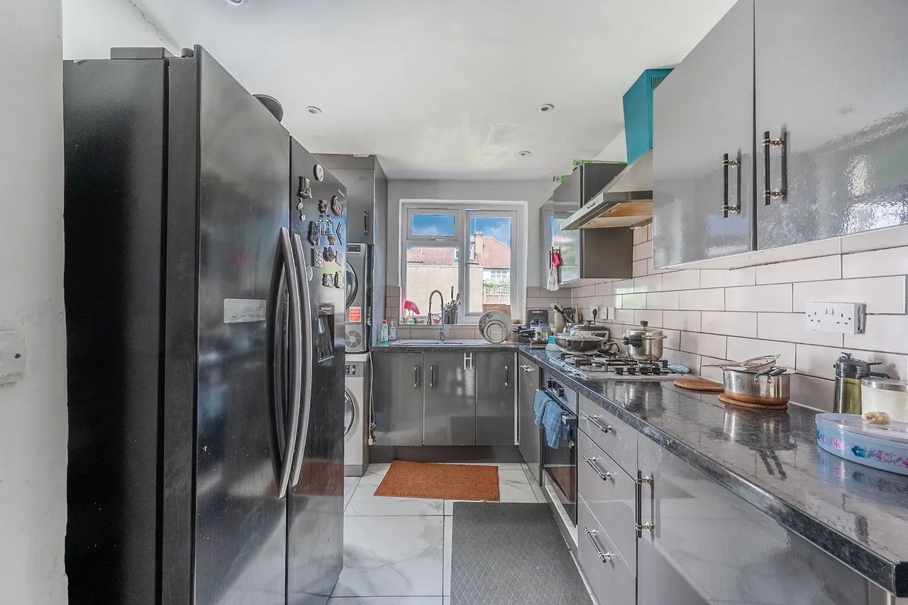 18 Hillcroft Crescent, Wembley, photo 3