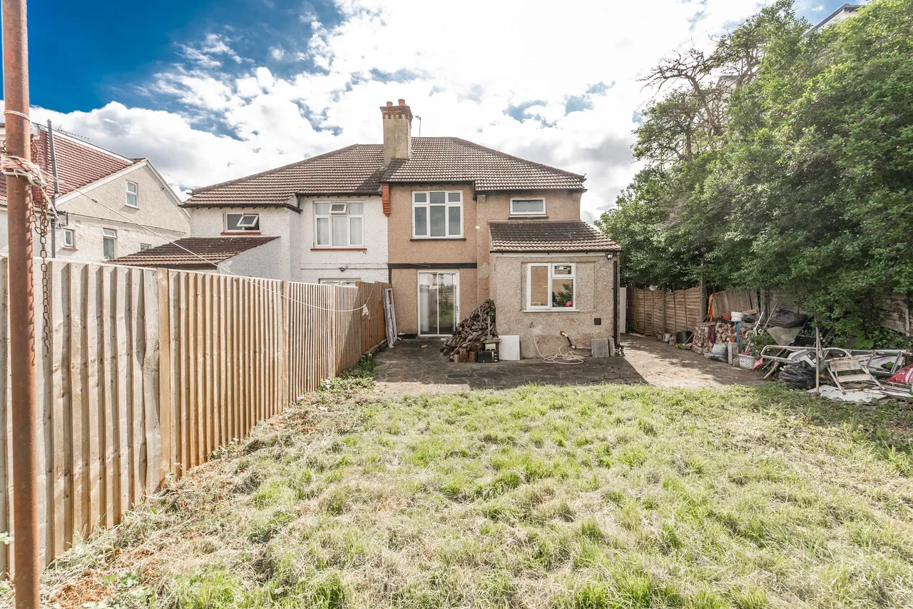18 Hillcroft Crescent, Wembley, photo 6